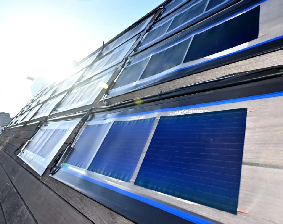 ภาพสาธิตการใช้แผง PSC ผสานกับผนังกระจกอาคารในพื้นที่ท่าเรือโยโกฮาม่า เพื่อทดสอบในสภาพจริงของความชื้นและลมทะเล