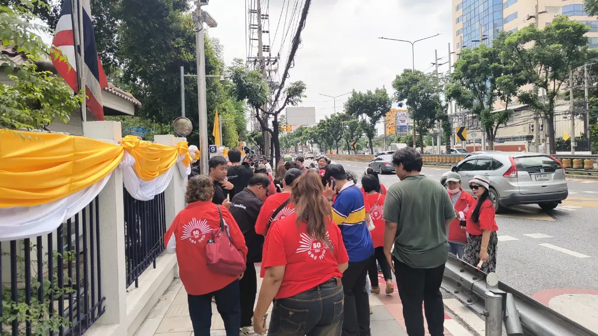 กลุ่มเสื้อแดง รวมตัวศาลอาญา ให้กำลังใจ "ทักษิณ" คดี ม.112