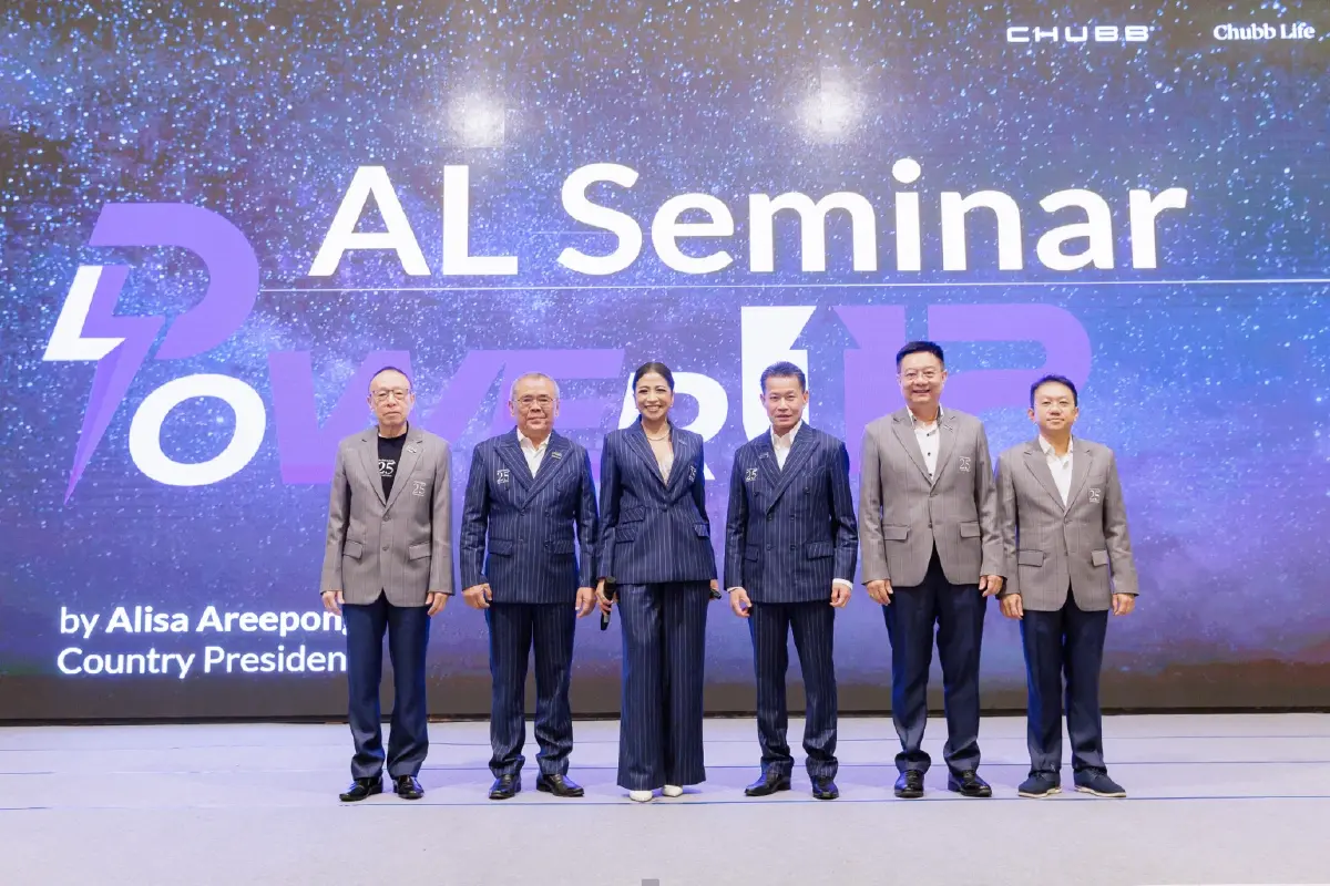 ภาพ - คุณอลิสา อารีพงษ์ ประธานเจ้าหน้าที่บริหาร (คนที่ 3 จากซ้าย) คุณวิรงค์ พัฒนกำจร รองประธานเจ้าหน้าที่บริหารและประธานเจ้าหน้าที่สายงานตัวแทน (คนที่ 3 จากขวา) คุณกฤตธรรม กฤตมโนรถ ประธานเจ้าหน้าที่บริหารอาวุโสฝ่ายตัวแทน (คนที่ 2 จากซ้าย) คุณกฤษชัย จิระบรรจงกิจ ที่ปรึกษาประธานเจ้าหน้าที่บริหาร (คนซ้ายสุด) คุณยุทธพงษ์ อัครธเรศ ประธานฝ่ายสายงานย่อยกลยุทธ์และสนับสนุนตัวแทน (คนขวาสุด) และคุณชวลิต ทองรมย์ ประธานเจ้าหน้าที่ส่วนบริหารงานขาย (คนที่ 2 จากขวา) ณ งานประชุมใหญ่ “Agency Leaders Seminar 2025” 