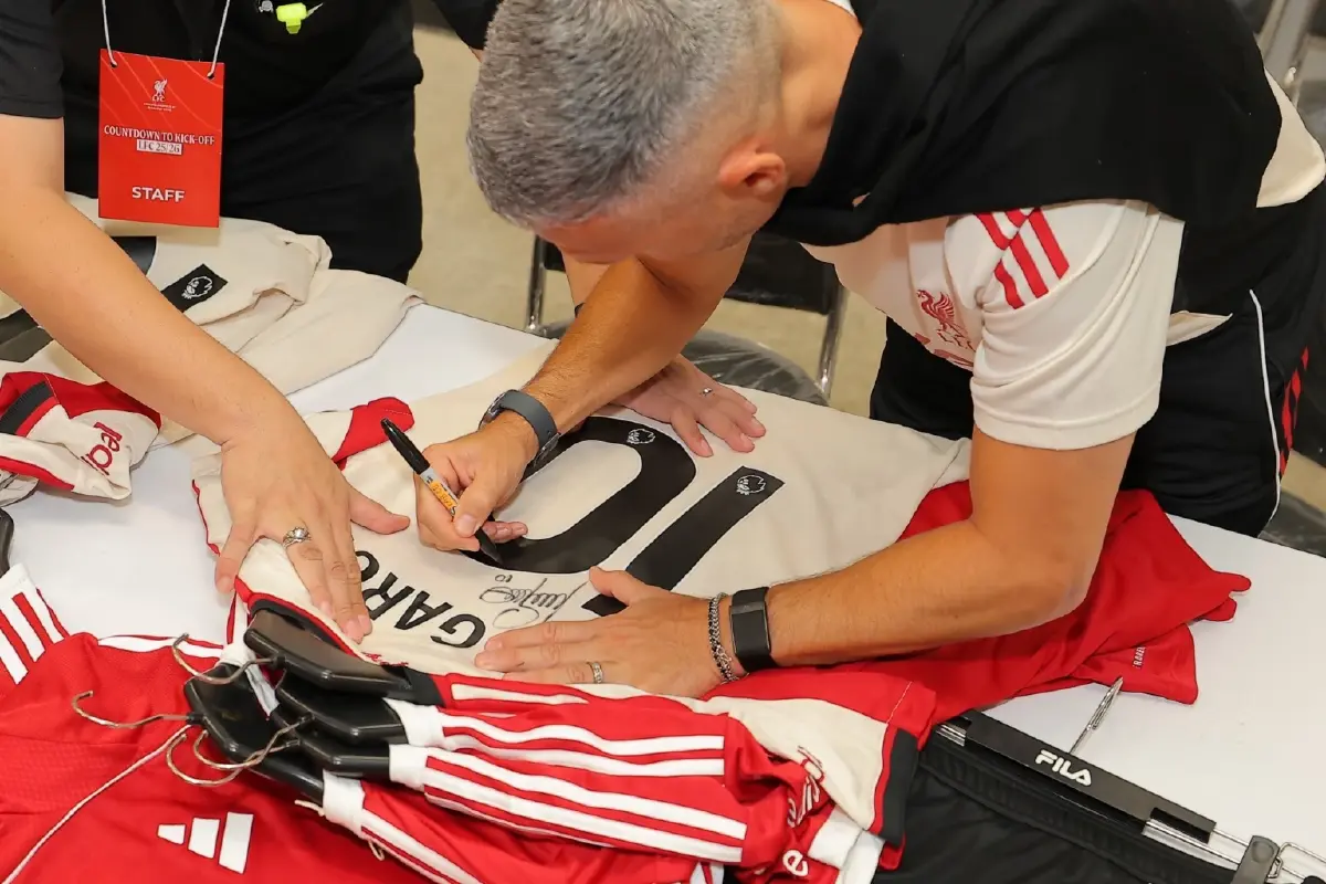 ลิเวอร์พูลเปิดตัวเสื้อใหม่ หลุยส์ การ์เซีย กระทบไหล่เดอะค็อปไทย