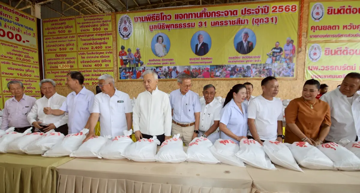 สุวัจน์ แจกทานทิ้งกระจาด ย้ำต้องมีรัฐบาลใหม่ฝ่าวิกฤตเศรษฐกิจ