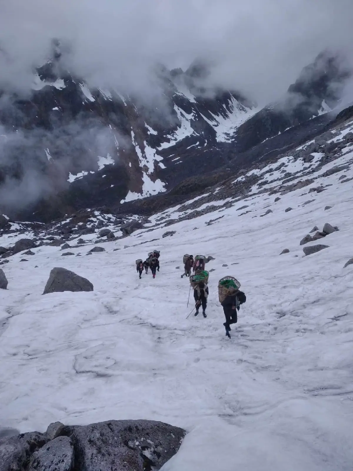 ภาพครอบครัวของเทวาเดมากำลังเดินไปหา 'ถังเช่า' บนยอดเขา