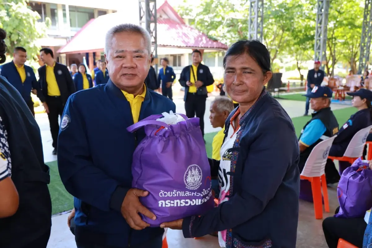 “พงศ์กวิน” นำคณะ เยี่ยมประชาชน - ชรบ. อ.ปราสาท จ.สุรินทร์ สร้างขวัญกำลังใจ