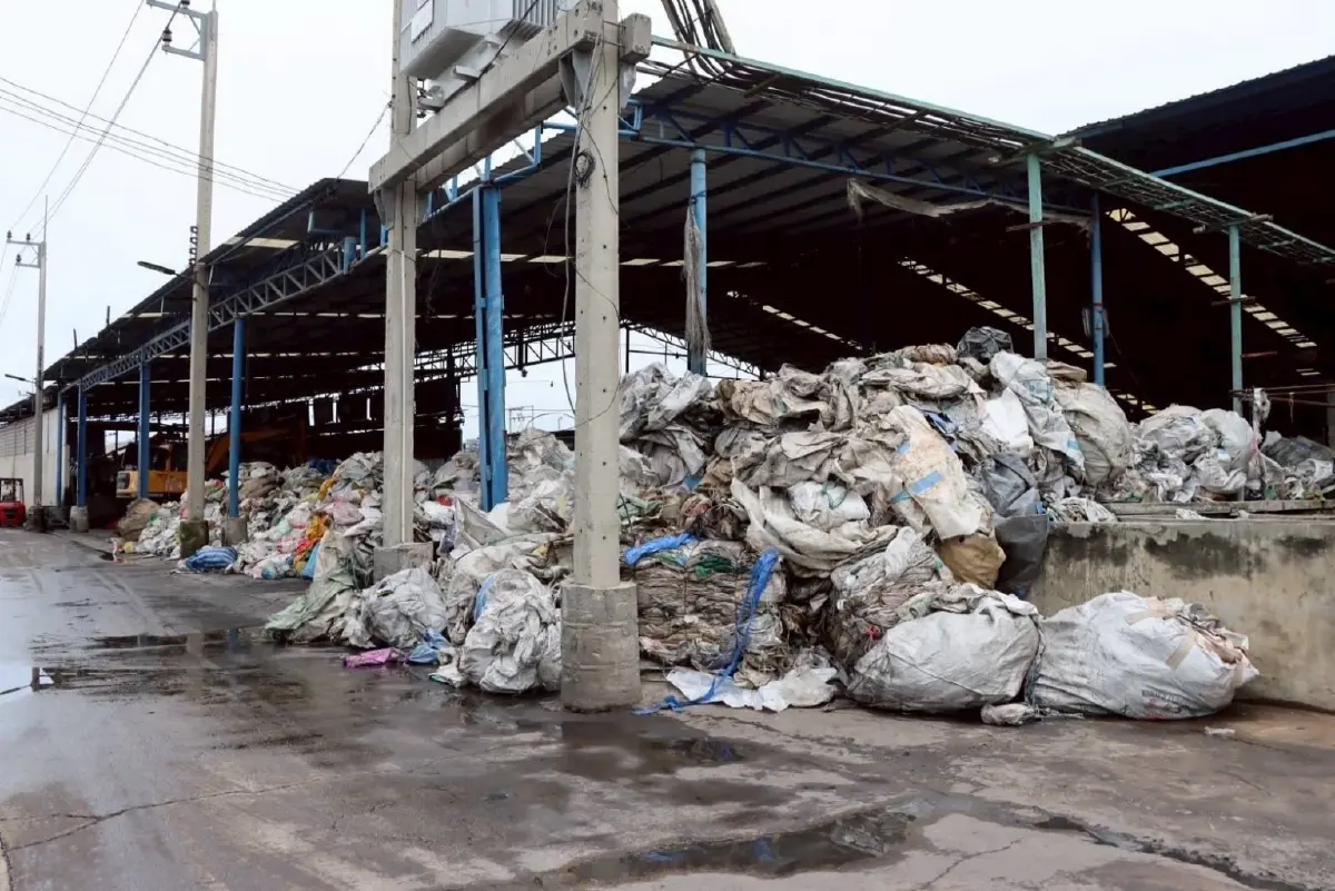 “เอกนัฏ”นำทีมสุดซอย ปิดโรงงานผลิตเม็ดพลาสติกเถื่อนจากขยะ