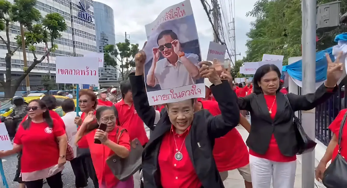 มวลชนเสื้อแดง เฮ! ศาลยกฟ้อง 'ทักษิณ' คดี ม.112-พ.ร.บ.คอมฯ