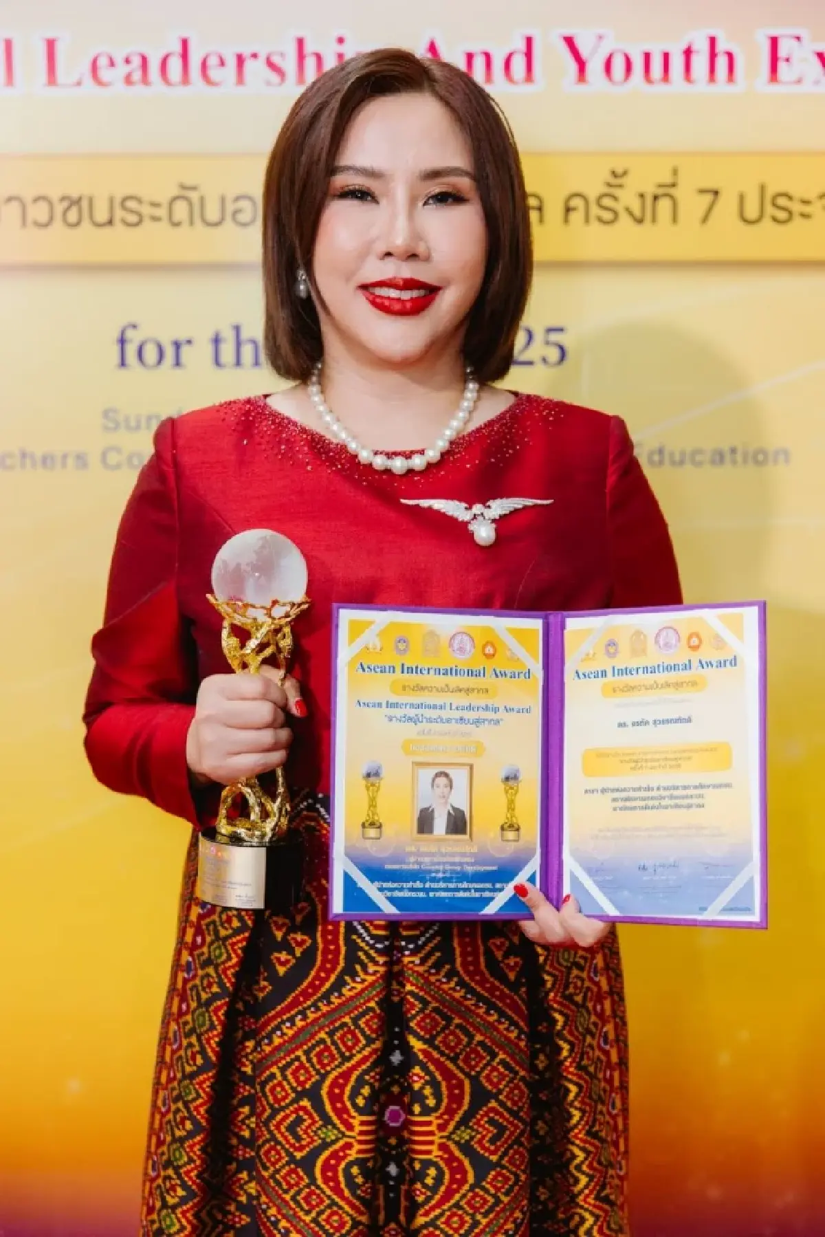 \"ดร.อรภัค\" คว้ารางวัลผู้นำด้านการศึกษาเอกชนไทย