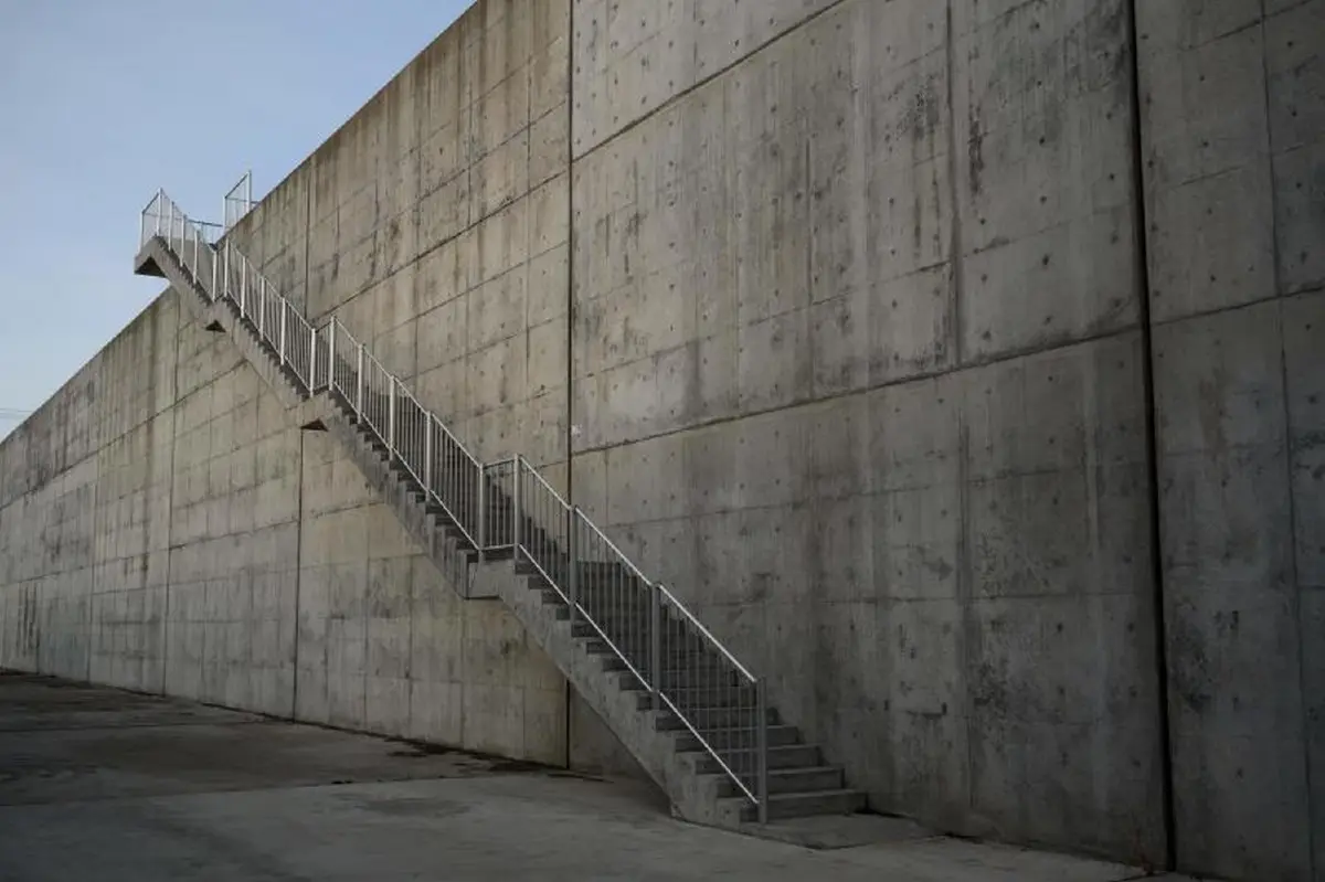 กำแพงทะเลที่ท่าเรือประมงโอซาเบะ ในจังหวัดอิวาเตะ (ภาพ: เอเอฟพี) 