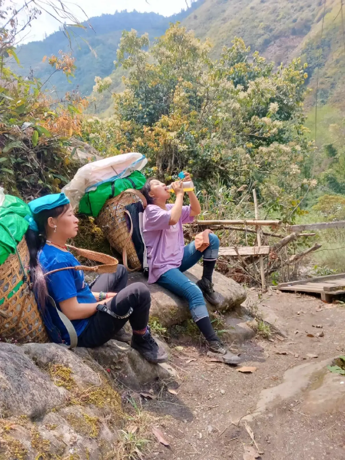 แมัแต่เด็กสาวในหมู่บ้านก็แข็งแรงและสามารถแบกของน้ำหนักหลายกิโลกรัม