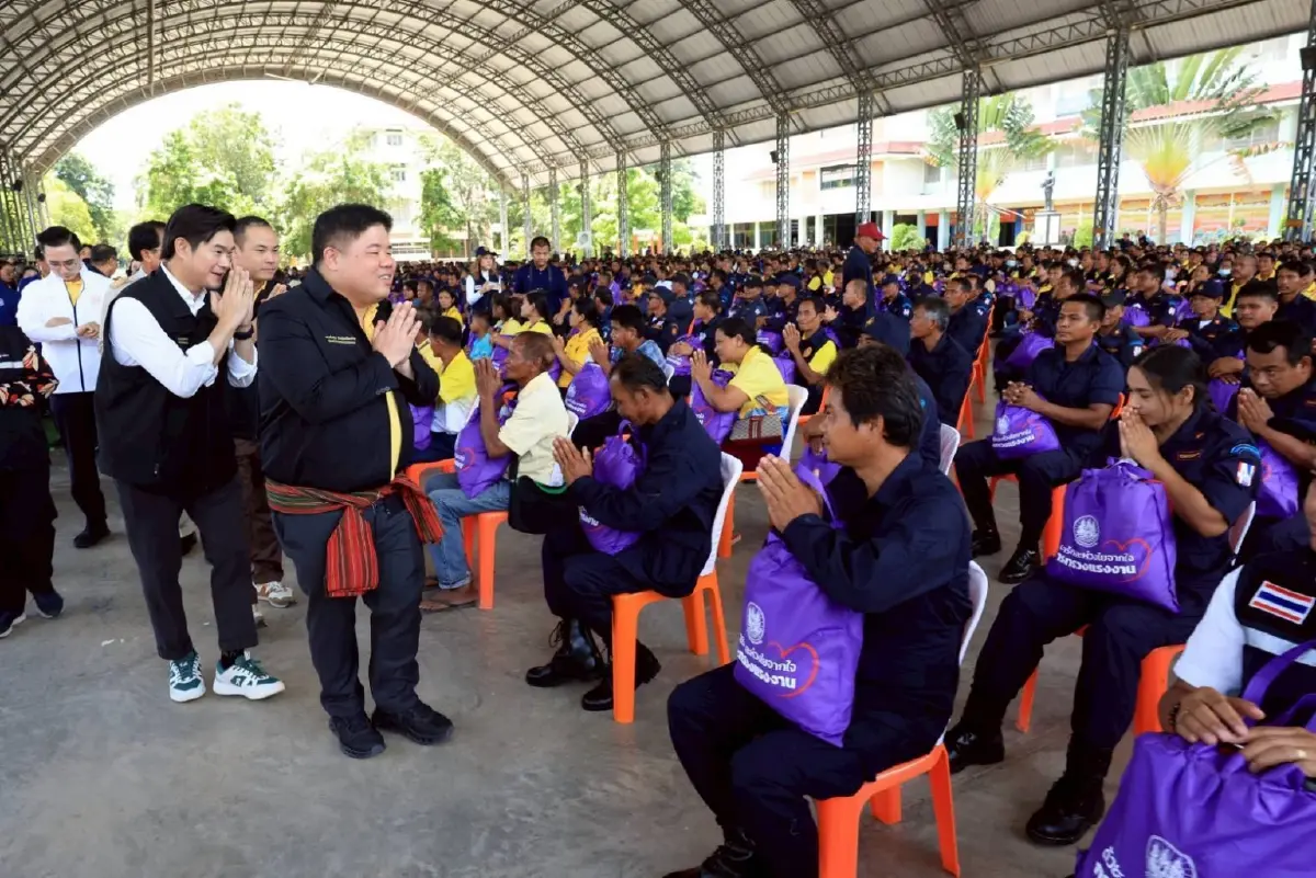 “พงศ์กวิน” นำคณะ เยี่ยมประชาชน - ชรบ. อ.ปราสาท จ.สุรินทร์ สร้างขวัญกำลังใจ