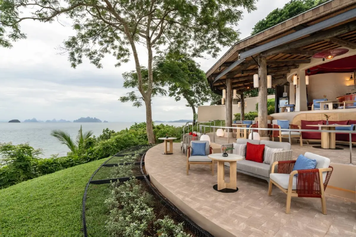 ดื่มด่ำยามเย็นสุดโรแมนติกริมทะเลสุดหรูที่ Zbar เดอะ นาคา ภูเก็ต