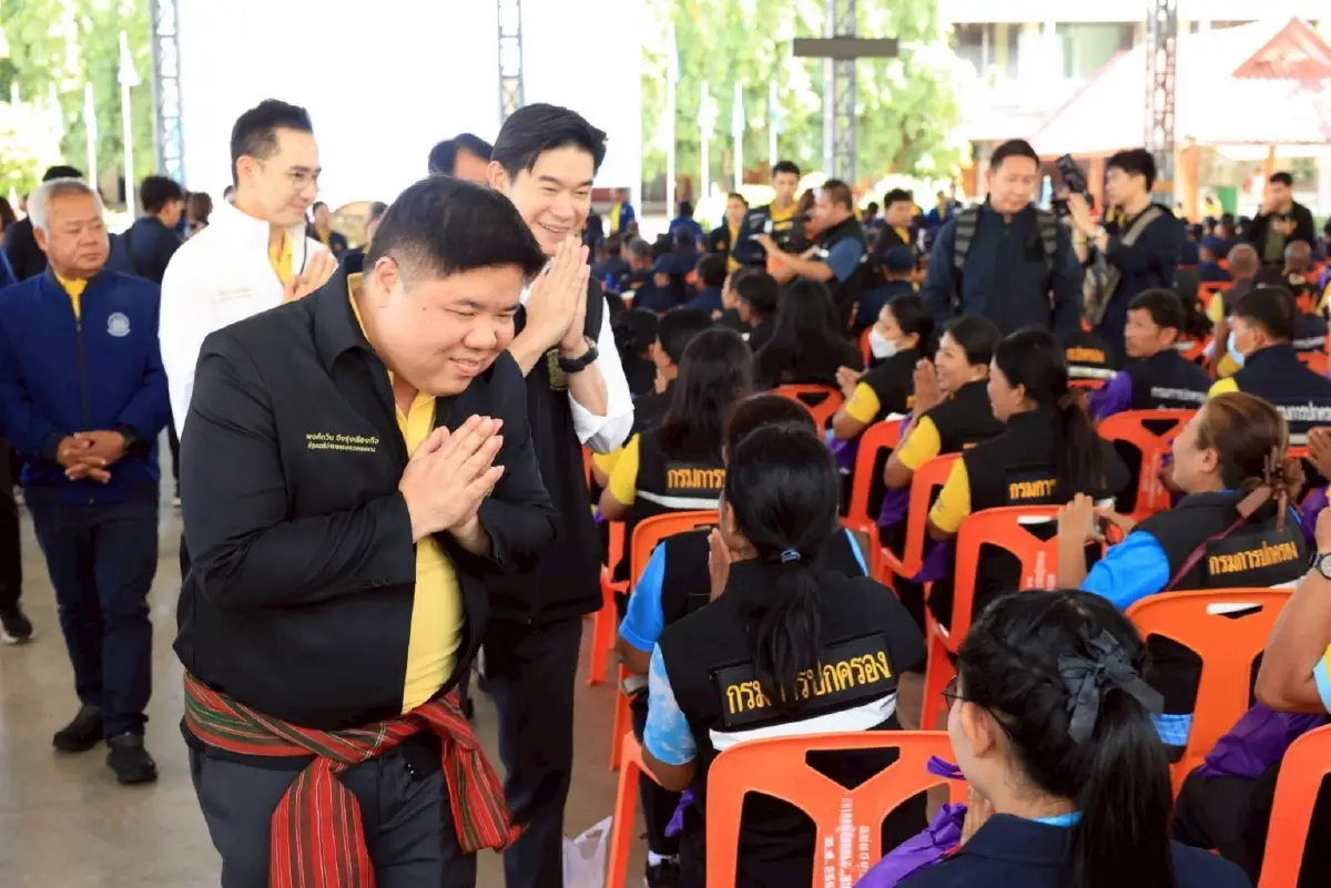 “พงศ์กวิน” นำคณะ เยี่ยมประชาชน - ชรบ. อ.ปราสาท จ.สุรินทร์ สร้างขวัญกำลังใจ