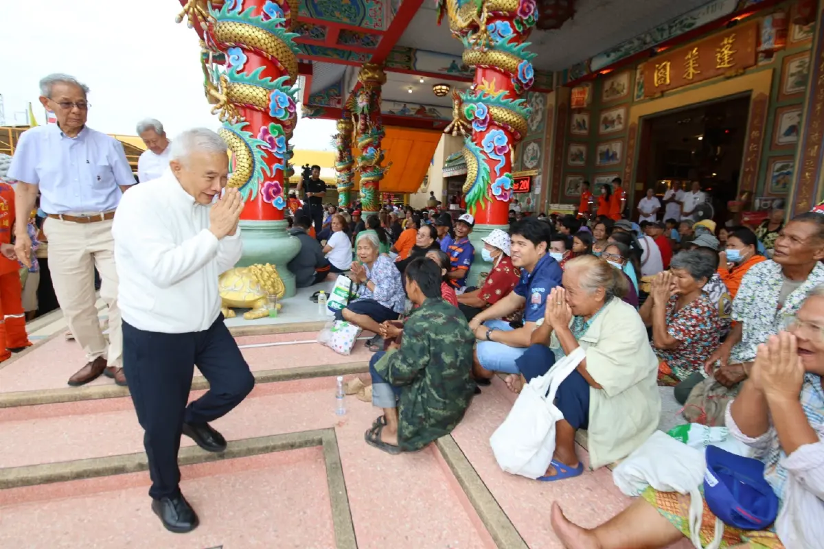 สุวัจน์ แจกทานทิ้งกระจาด ย้ำต้องมีรัฐบาลใหม่ฝ่าวิกฤตเศรษฐกิจ