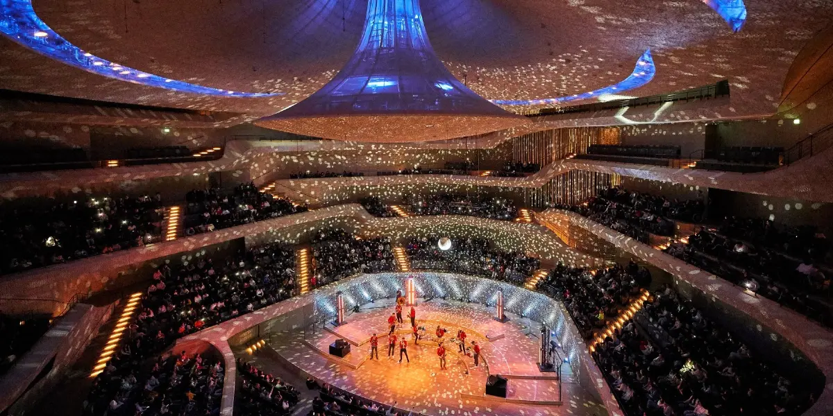 บรรยากาศภายใน Grand Hall เบื้องหน้าคือเวทีล้อมรอบด้วยที่นั่งแบบ vineyard ซึ่งให้ความใกล้ชิดและเสียงอันคมชัดทุกตำแหน่ง