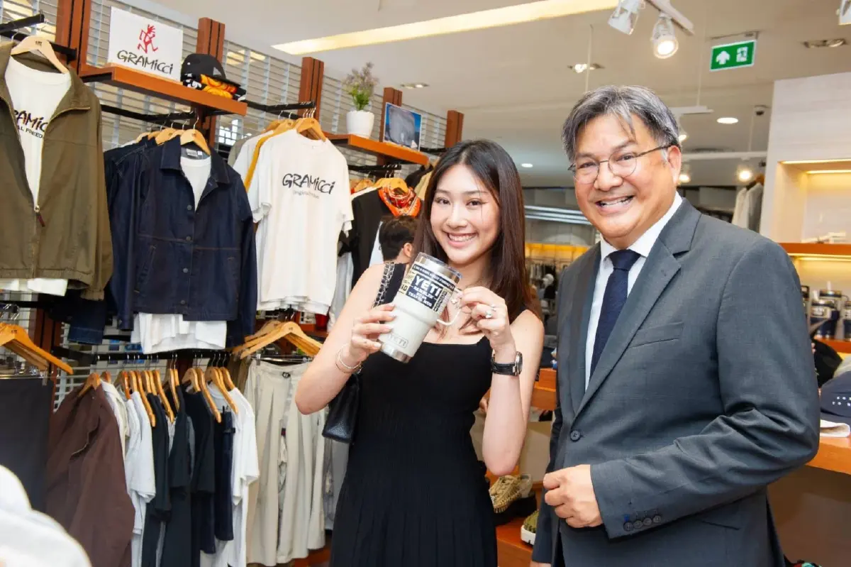 ชาร์ลส์ ปิณฑานนท์ กรรมการผู้จัดการและผู้ก่อตั้ง บริษัท อิลีเม้นท์ 72 จำกัด (ขวา)