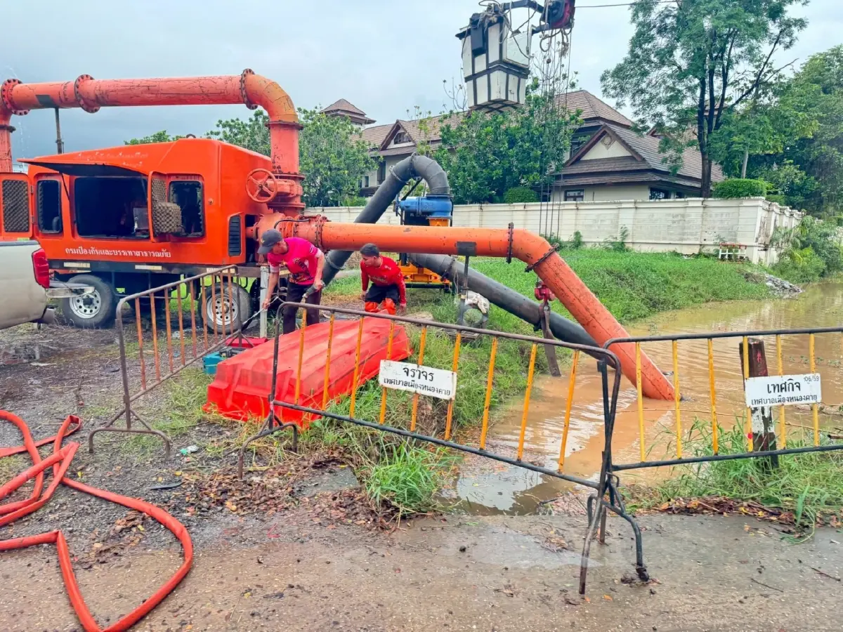เคียงข้างทุกวิกฤติ! กรมชลฯ เดินหน้าติดตั้งเครื่องสูบน้ำช่วยประชาชน ป้องกันน้ำท่วมหลายพื้นที่