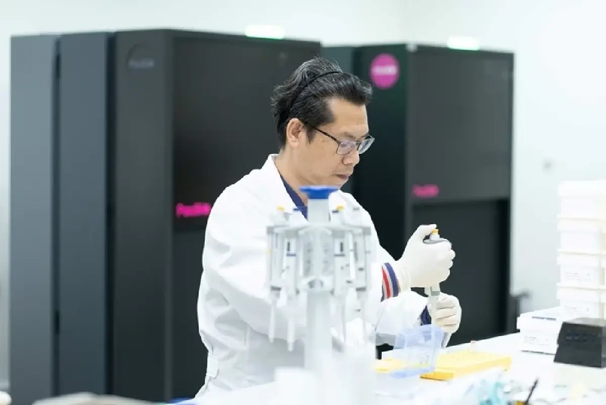 เจ้าหน้าที่ในห้องปฏิบัติการกำลังถอดรหัสสารลำดับพันธุกรรม