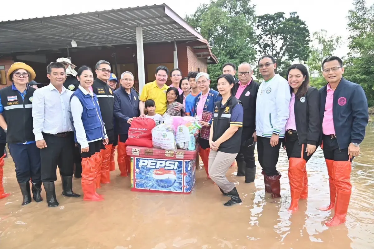 “อัครา” รมว.พม. ลงพื้นที่น้ำท่วมพิจิตร หนุนผู้สูงอายุทำงานที่บ้าน