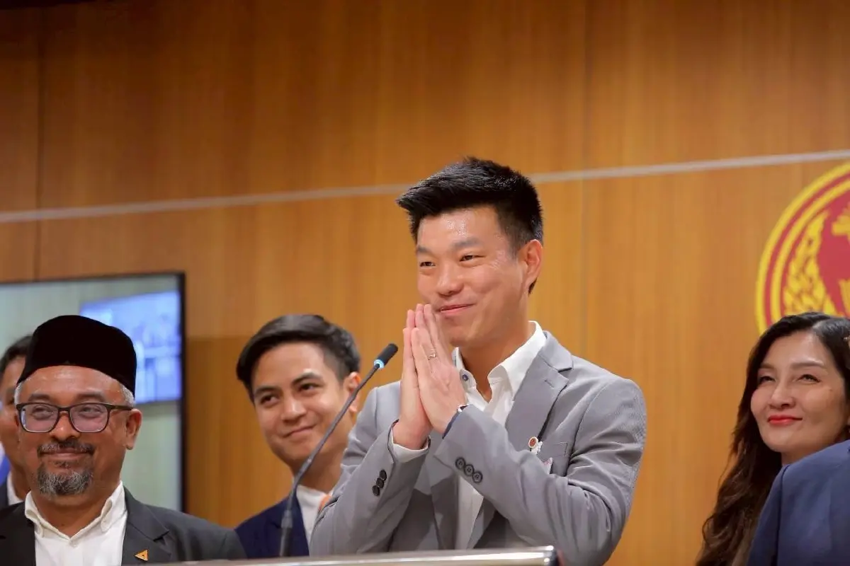 “พรรคประชาชน” ยื่นร่างแก้ไขรัฐธรรมนูญ เสนอโมเดล “2 กลไกคู่ขนาน