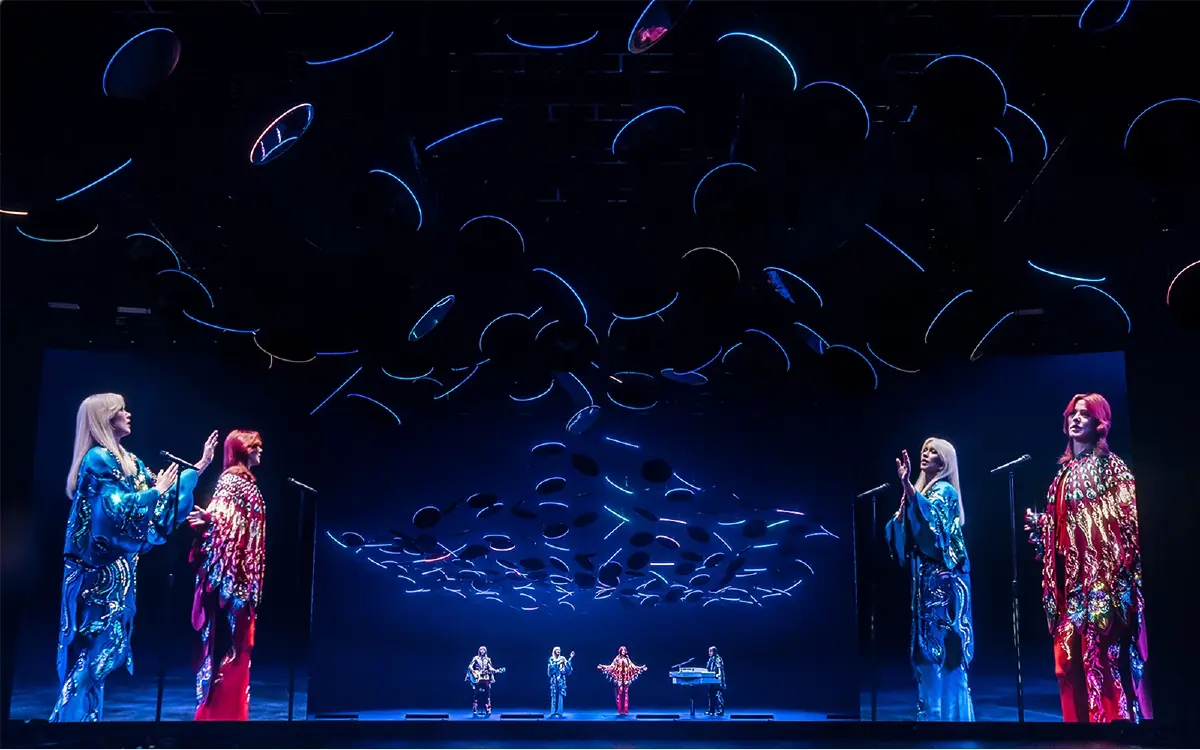 ภาพการแสดงเสมือนจริงของวงดนตรีเสมือนจริง ABBA Voyage / ภาพ londontheatre.co.uk