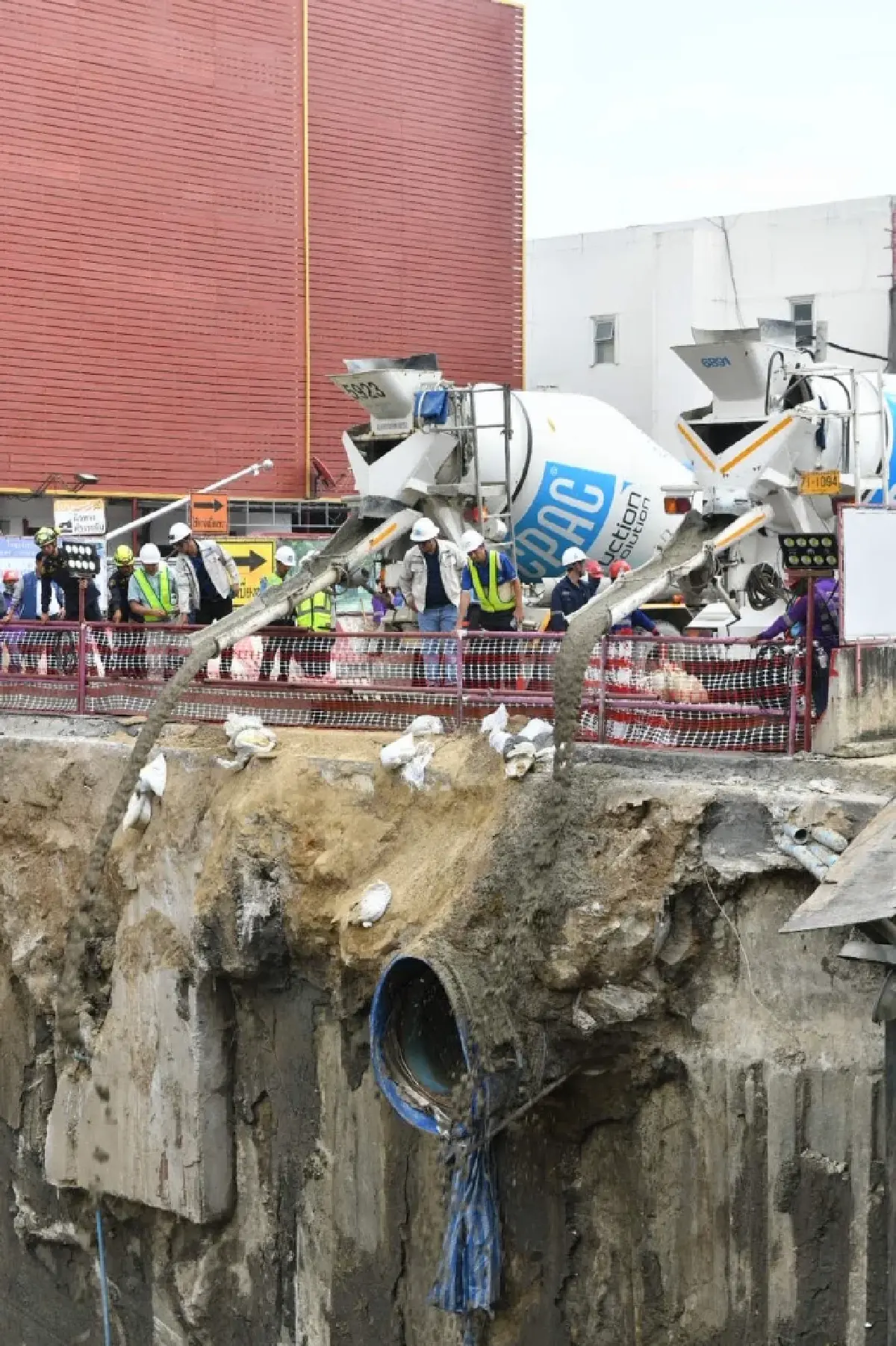 กทม.เทคอนกรีตกู้ถนนสามเสนยุบตัว เร่งคืนผิวจราจรสู่ปกติ