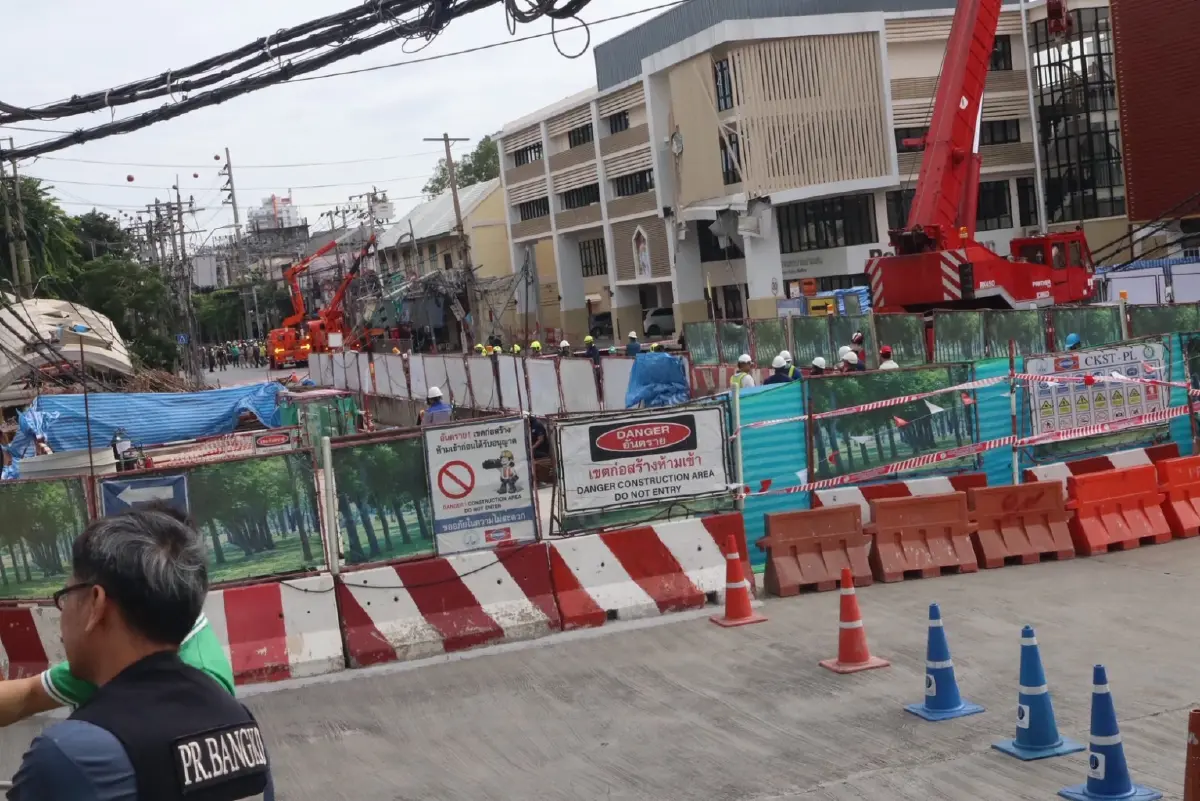 ถนนทรุดหน้าวชิรพยาบาล! รฟม.สั่งหยุดก่อสร้าง กระทบประชาชน