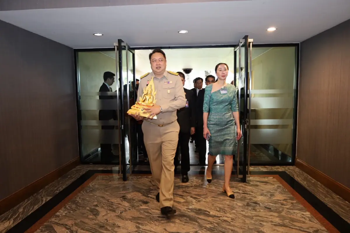 "สุชาติ" สักการะสิ่งศักดิ์สิทธิ์ที่ทำเนียบฯ ก่อนเริ่มงานใหม่