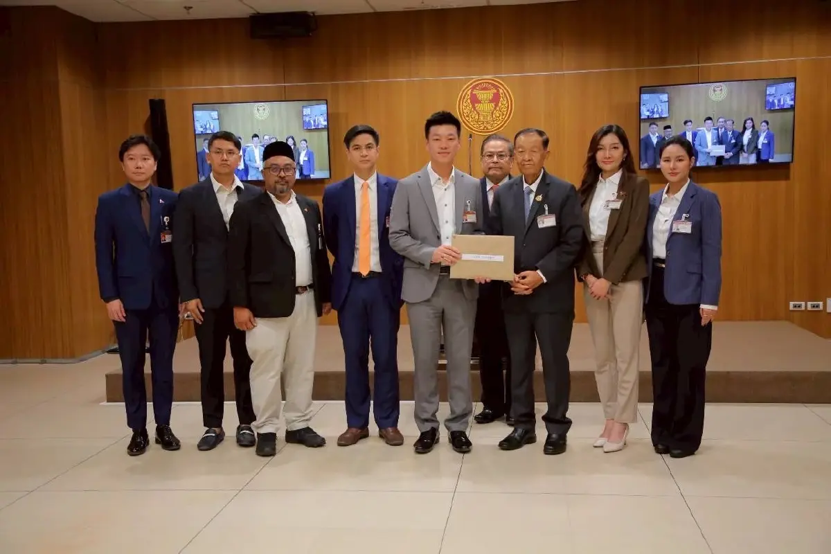 “พรรคประชาชน” ยื่นร่างแก้ไขรัฐธรรมนูญ เสนอโมเดล “2 กลไกคู่ขนาน