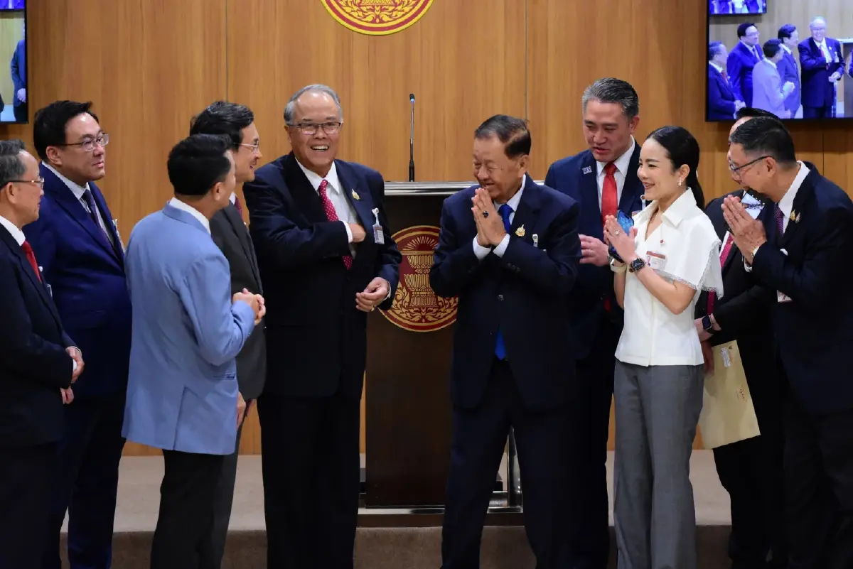 &quot;พรรคเพื่อไทย&quot; ยื่นร่างแก้ไขรัฐธรรมนูญแล้ว! เสนอโมเดล สสร.151