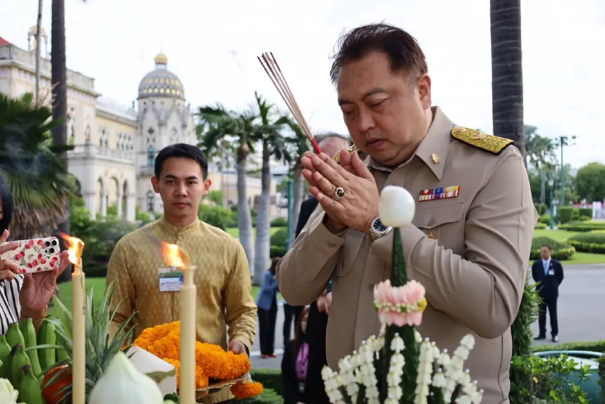 "สุชาติ" สักการะสิ่งศักดิ์สิทธิ์ที่ทำเนียบฯ ก่อนเริ่มงานใหม่