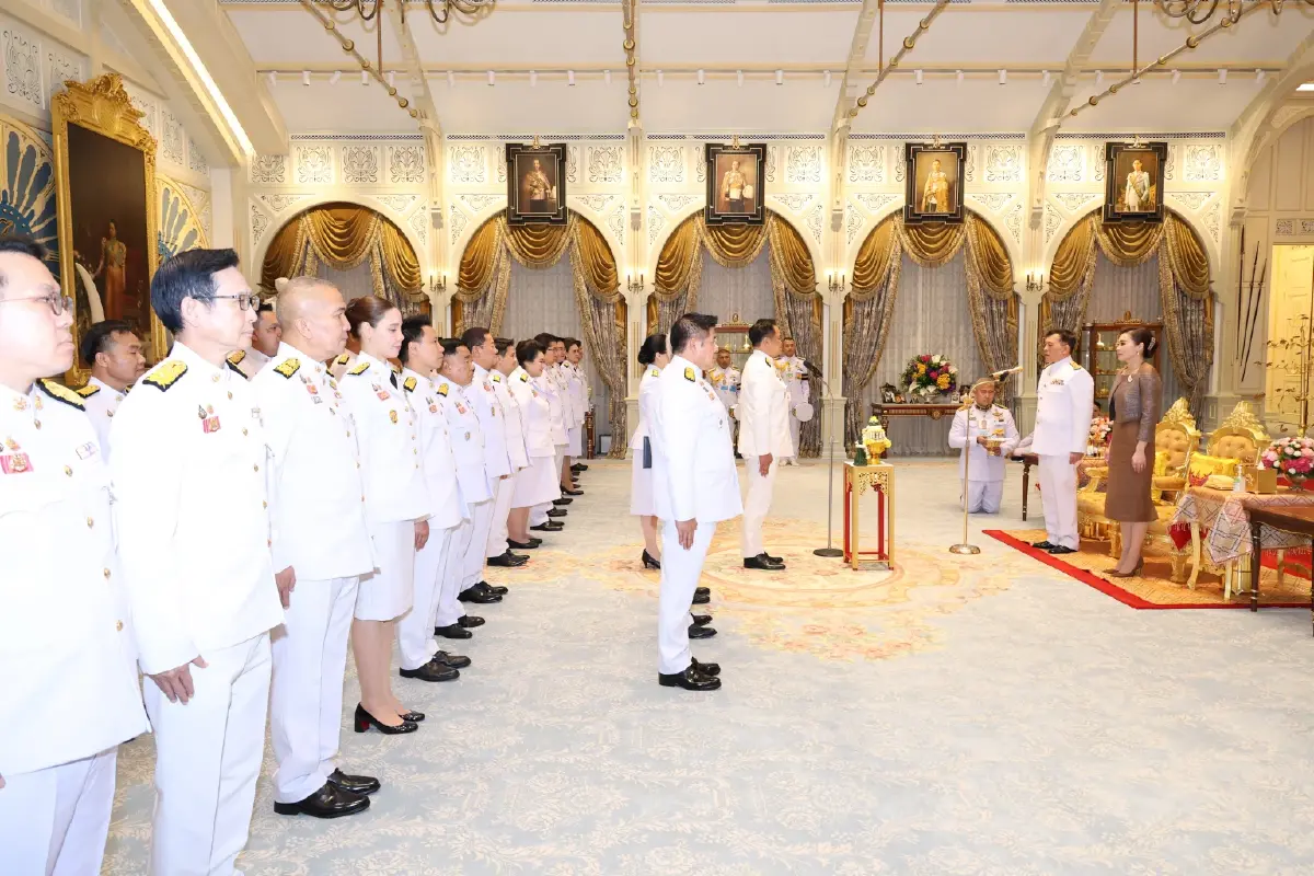 ในหลวง พระราชินี พระราชทานพระบรมราชวโรกาสให้ ครม. ชุดใหม่ เฝ้าฯ ถวายสัตย์