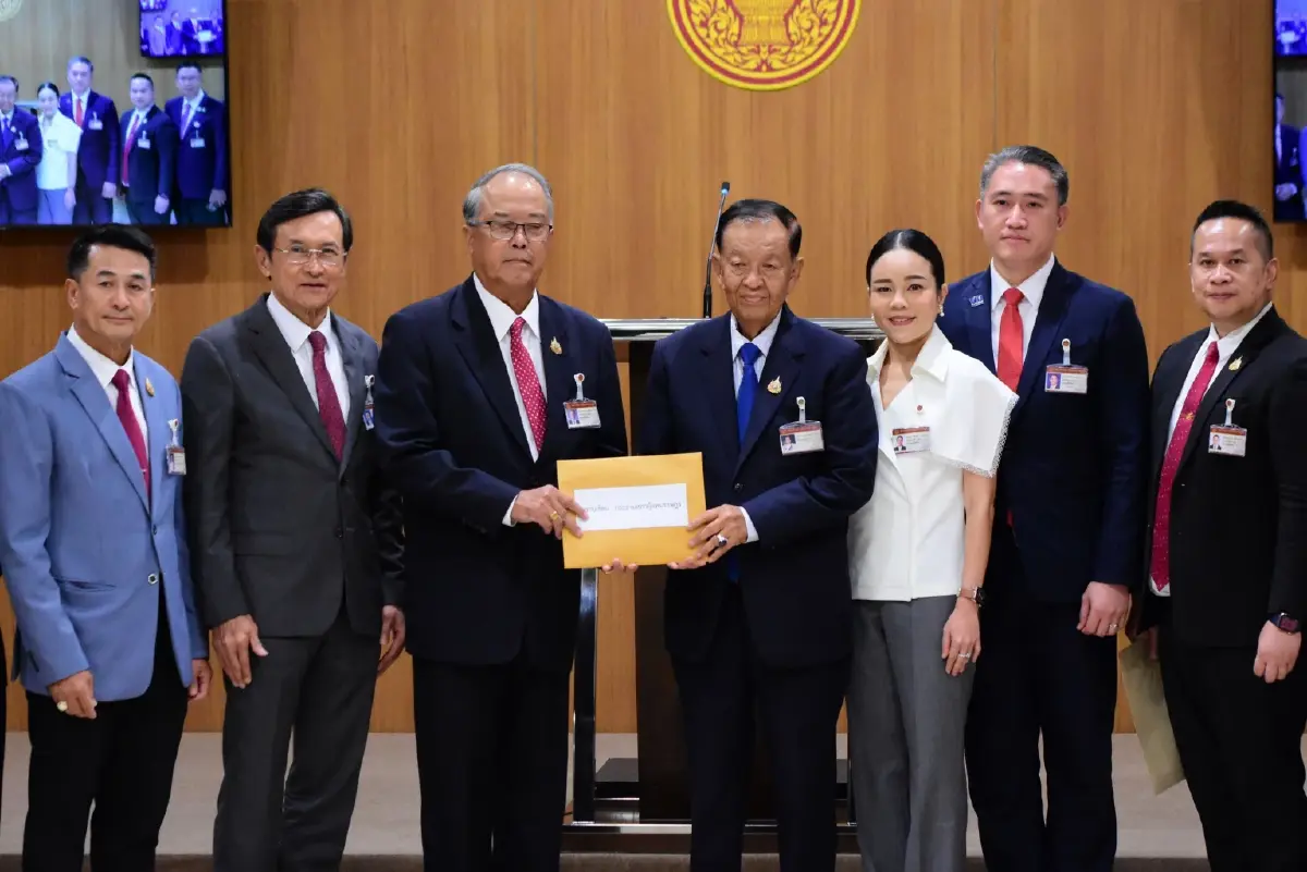 &quot;พรรคเพื่อไทย&quot; ยื่นร่างแก้ไขรัฐธรรมนูญแล้ว! เสนอโมเดล สสร.151