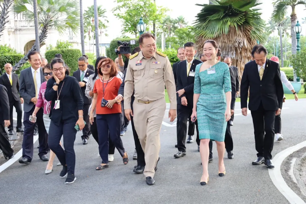 "สุชาติ" สักการะสิ่งศักดิ์สิทธิ์ที่ทำเนียบฯ ก่อนเริ่มงานใหม่