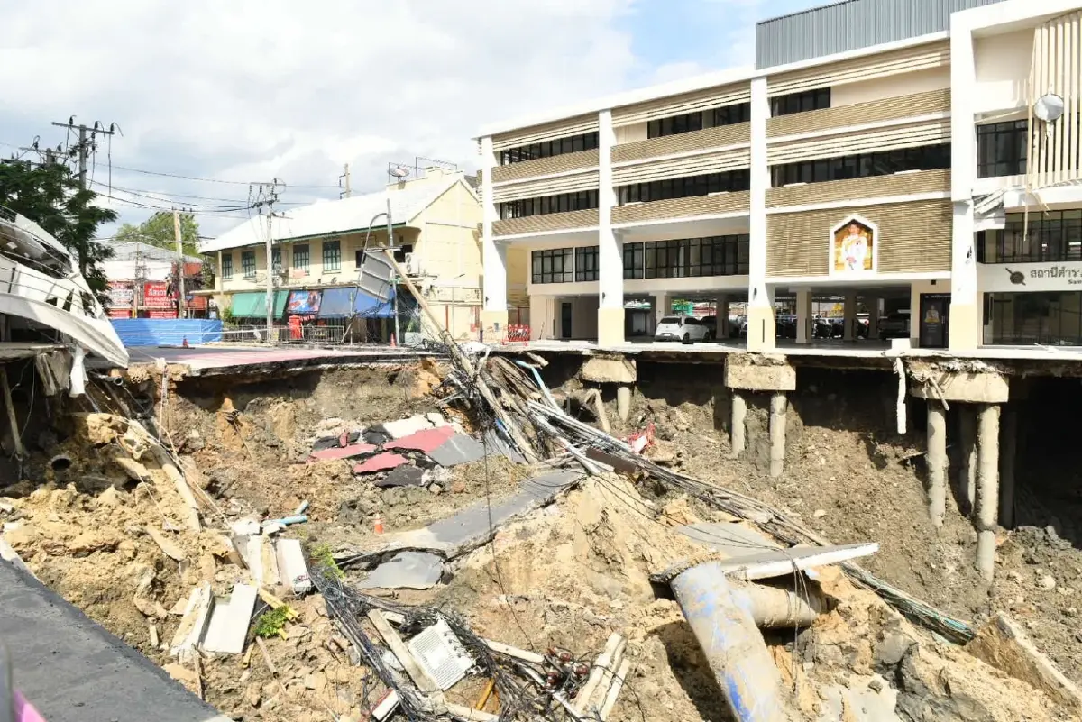 กทม.เทคอนกรีตกู้ถนนสามเสนยุบตัว เร่งคืนผิวจราจรสู่ปกติ