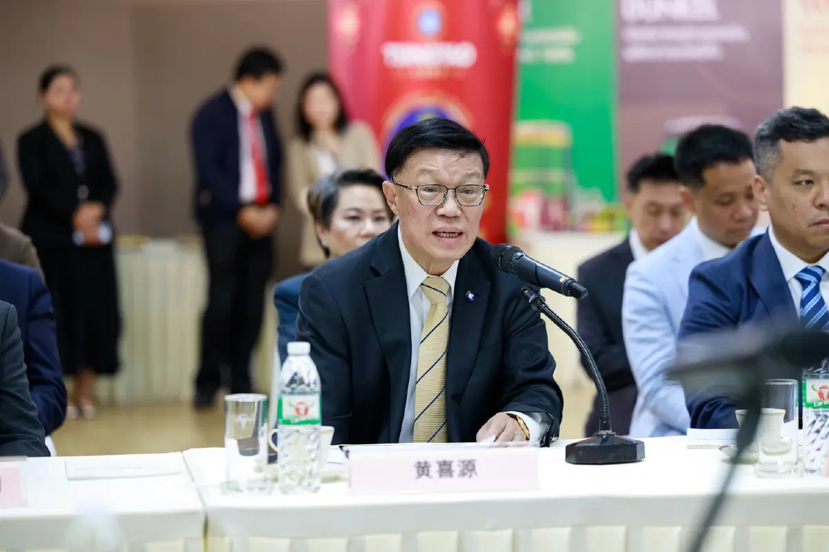 ดร.เทพรักษ์ เหลืองสุวรรณ ประธานเจ้าหน้าที่บริหาร บริษัท นามยง เทอร์มินัล จำกัด (มหาชน) 