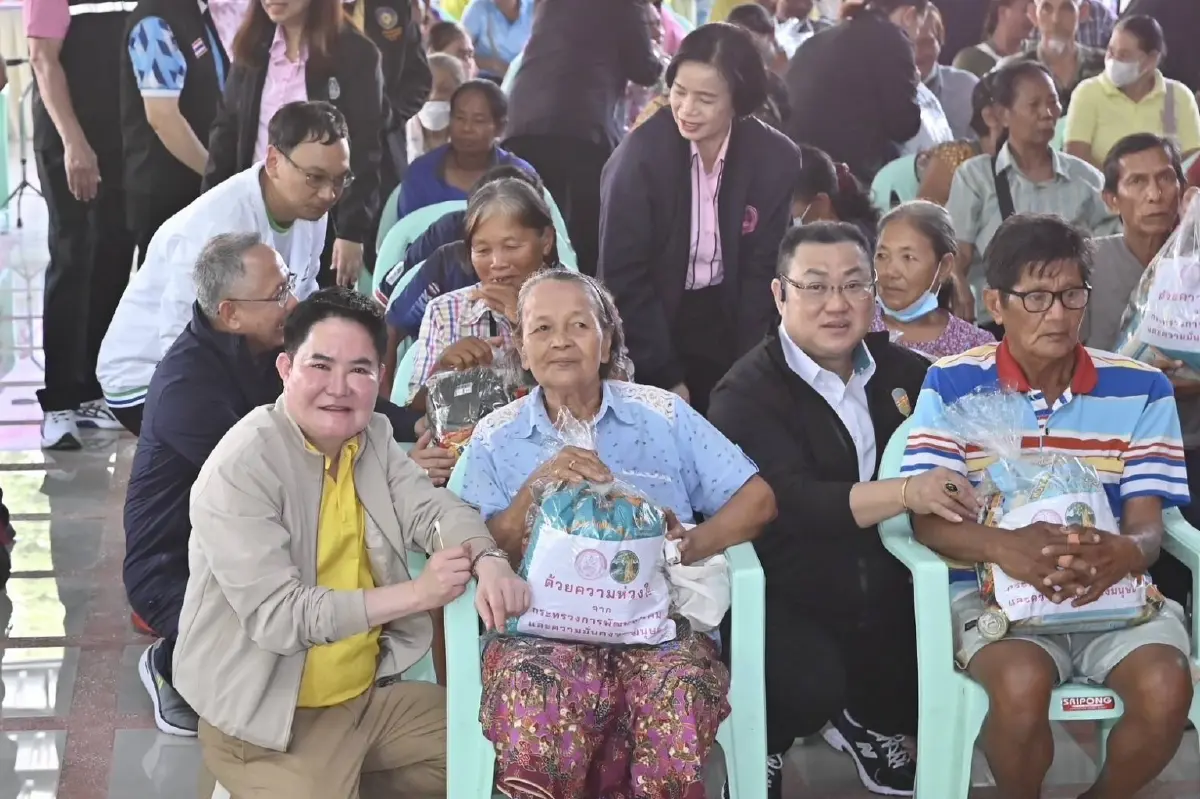 “อัครา” รมว.พม. ลงพื้นที่น้ำท่วมพิจิตร หนุนผู้สูงอายุทำงานที่บ้าน