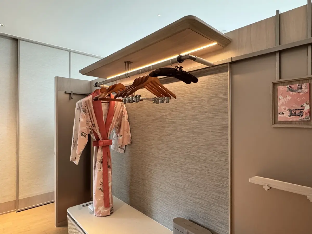 เช็กอิน ครอโม กรุงเทพฯ สัมผัส “ตู้มหัศจรรย์” กับอัญมณี 9 ชนิด