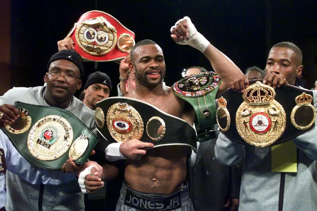 รอย โจนส์ จูเนียร์ แชมป์โลก 4 รุ่นที่ประสบความสำเร็จในเส้นทางอาชีพ