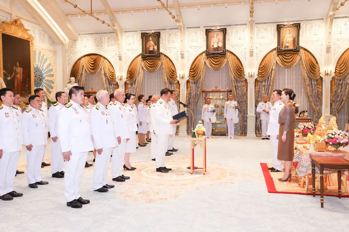 ในหลวง พระราชินี พระราชทานพระบรมราชวโรกาสให้ ครม. ชุดใหม่ เฝ้าฯ ถวายสัตย์