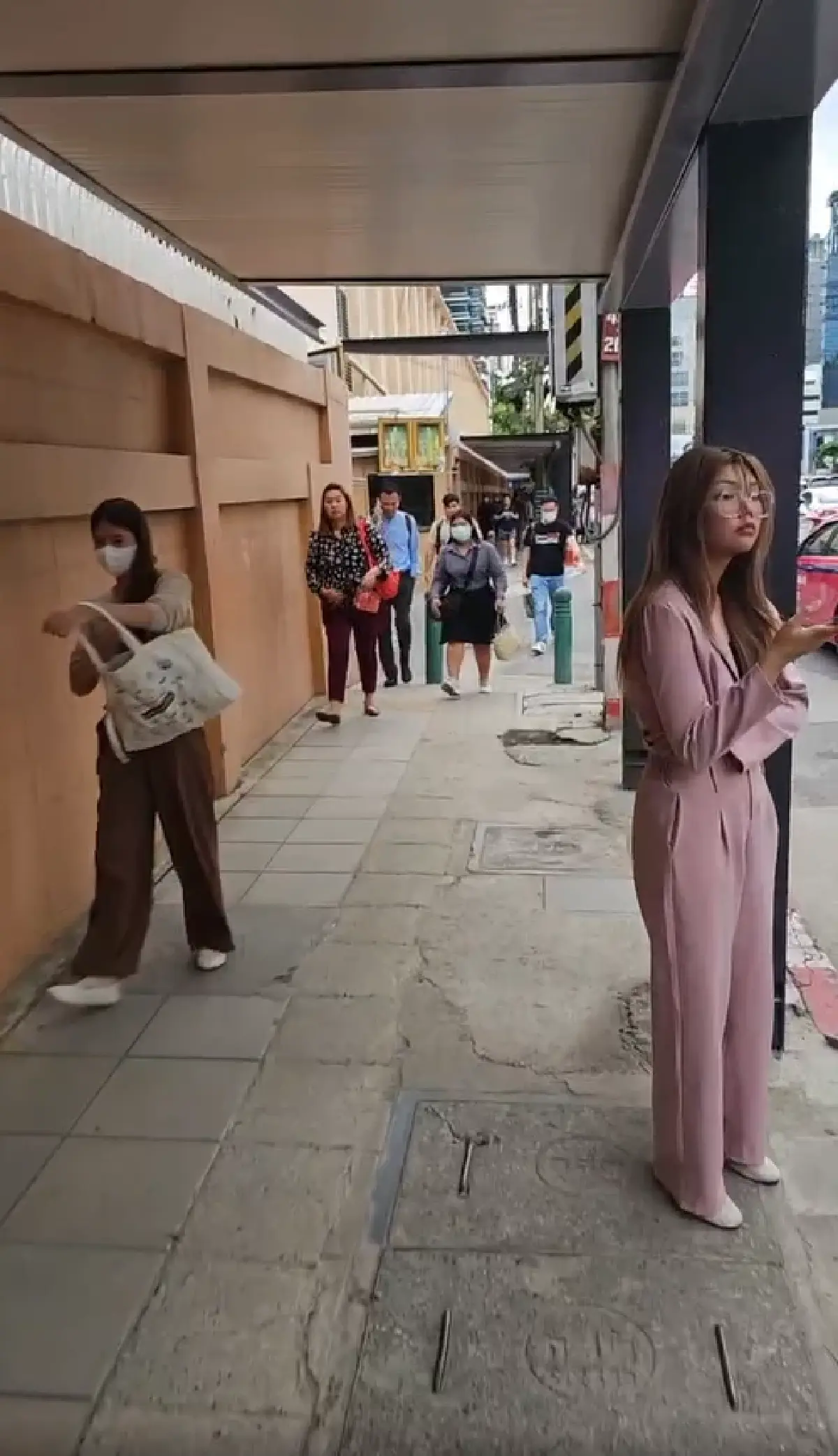 กทม.เปิด Covered Walkway สาทรใต้ เชื่อม 2 สถานี พร้อมใช้ปลายปี 68