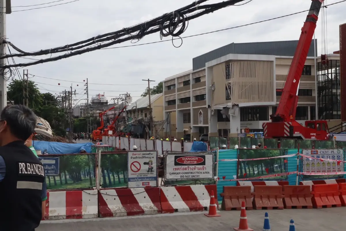 ถนนทรุดหน้าวชิรพยาบาล! รฟม.สั่งหยุดก่อสร้าง กระทบประชาชน