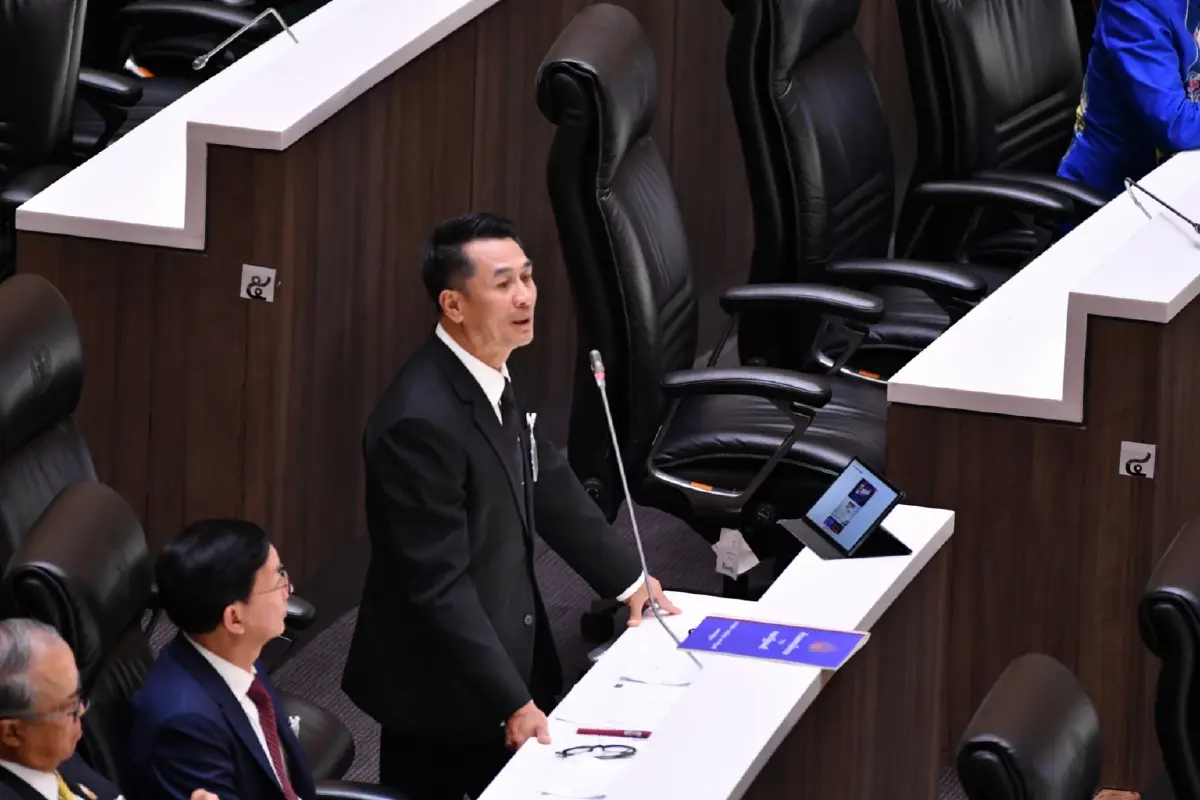 นายแพทย์ชลน่าน ศรีแก้ว สส.น่าน พรรคเพื่อไทย 