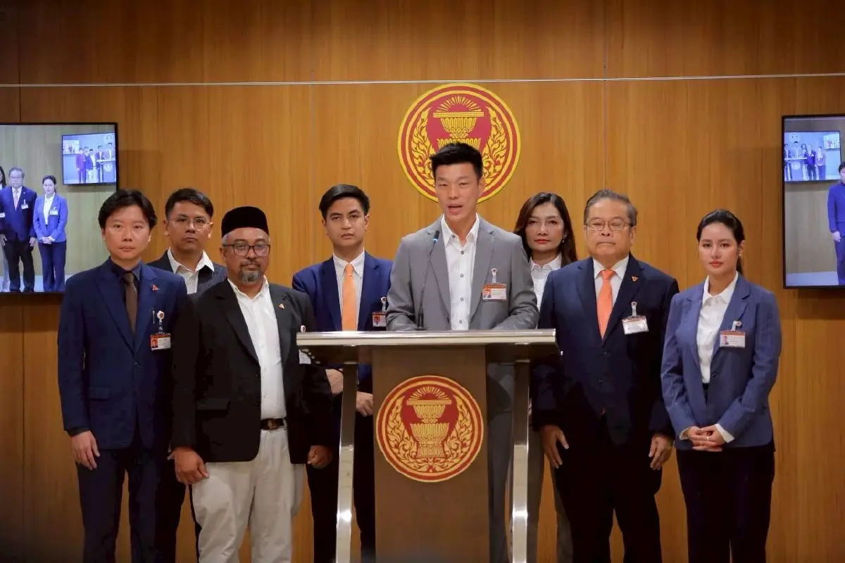 “พรรคประชาชน” ยื่นร่างแก้ไขรัฐธรรมนูญ เสนอโมเดล “2 กลไกคู่ขนาน