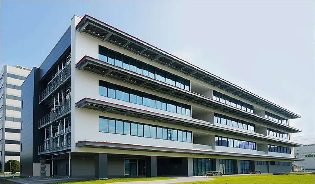 รูปแบบภายนอกที่ดูธรรมดาของ “SUSTIE” (ซัสที) อาคารทดสอบแนวคิด Net Zero Energy Building (ZEB) ของ Mitsubishi Electric 
