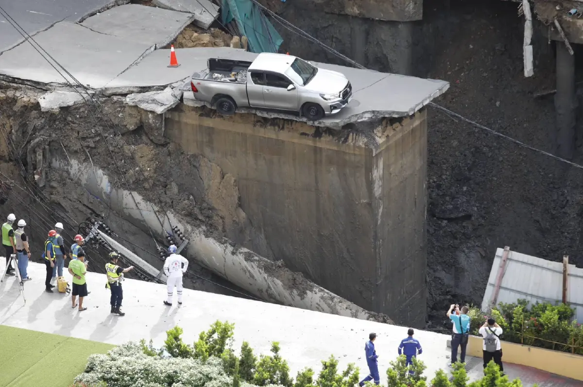 ชัชชาติสั่ง 7 มาตรการ คุมเหตุถนนทรุดหน้าวชิรพยาบาล งด OPD 2 วัน 