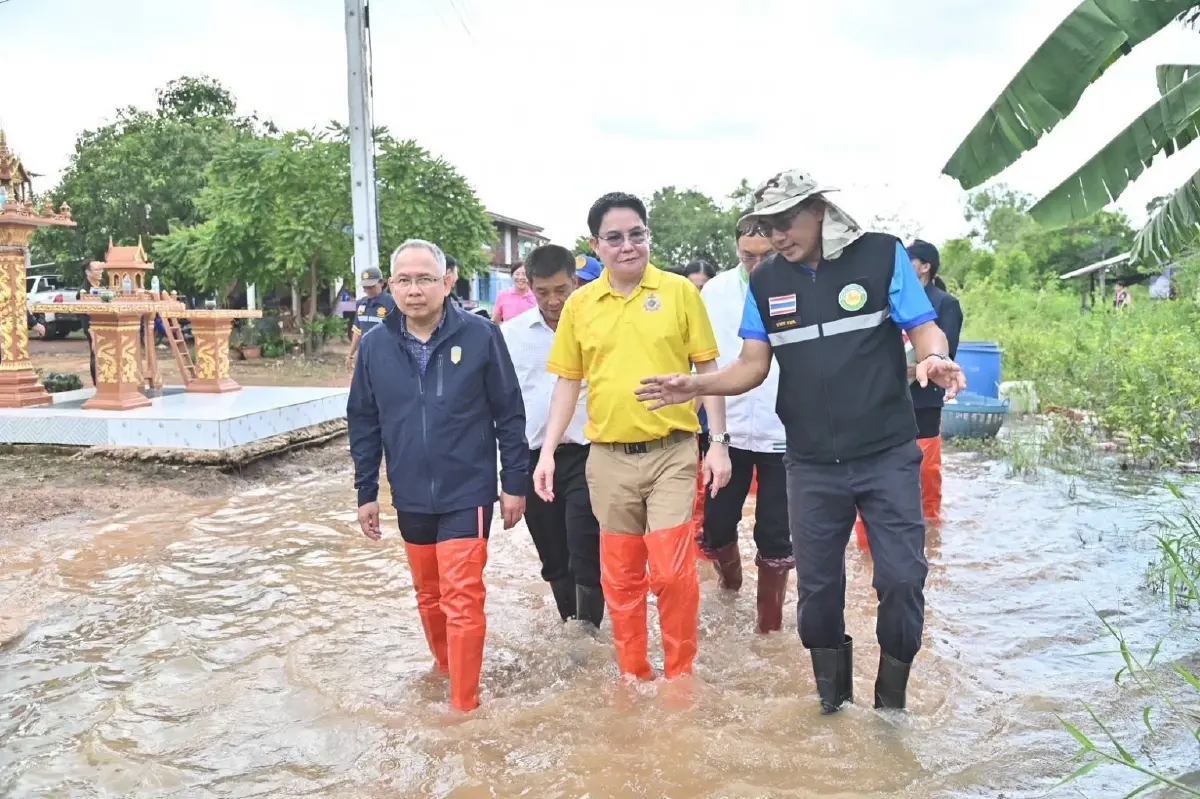 “อัครา” รมว.พม. ลงพื้นที่น้ำท่วมพิจิตร หนุนผู้สูงอายุทำงานที่บ้าน