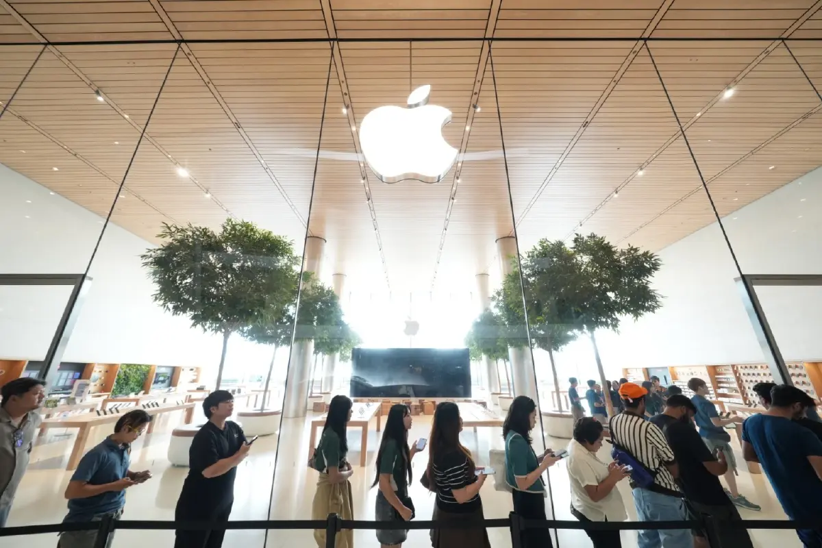 บรรยากาศวันแรกคึกคักแห่รับ iPhone 17 ที่ Apple Store ICONSIAM
