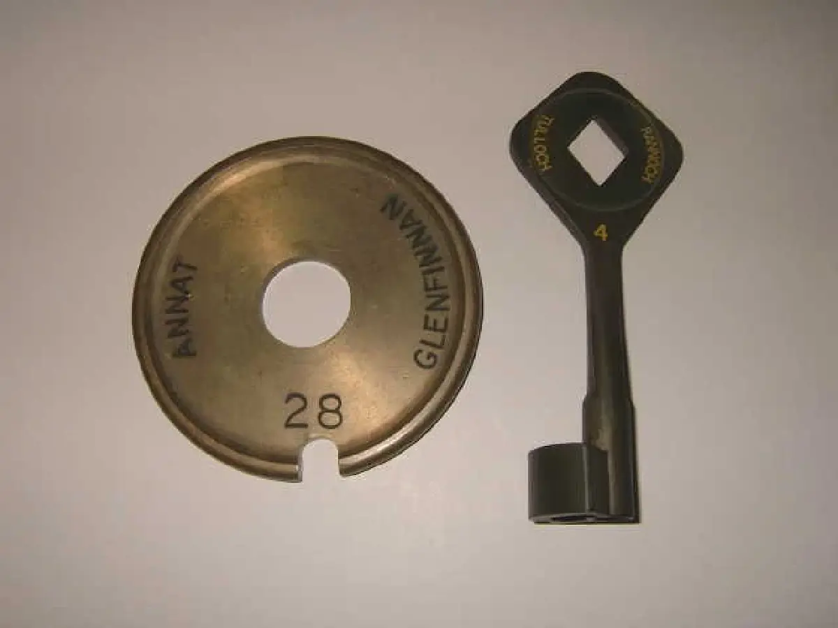 ตัวอย่างโทเค็นบรรทัดเดียว: แท็บเล็ตทางด้านซ้าย โทเค็นคีย์ทางด้านขวา (ภาพ wikipedia)