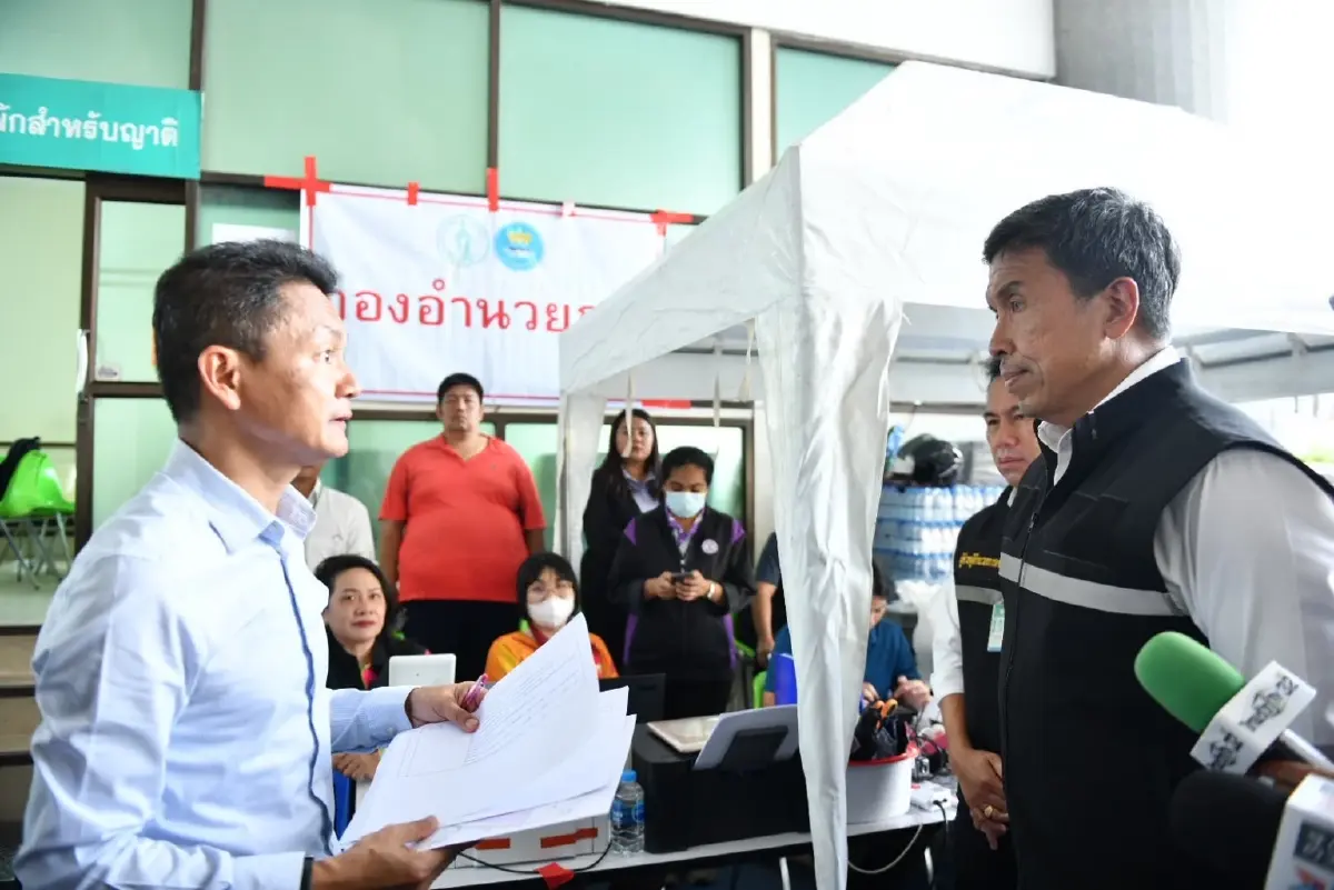 กทม.เทคอนกรีตกู้ถนนสามเสนยุบตัว เร่งคืนผิวจราจรสู่ปกติ