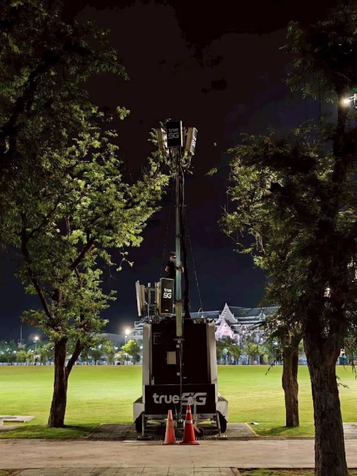 ทรูฯ ขยายสัญญาณ 5G-WiFi อำนวยความสะดวกประชาชน ถวายความอาลัย “สมเด็จพระพันปีหลวง”