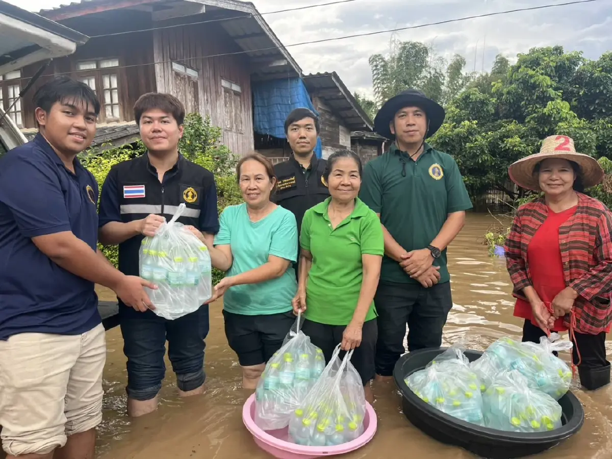 รองนายกฯ สุชาติ สั่งการ กรมน้ำบาดาล เร่งแจกน้ำดื่ม 3 หมื่นขวดช่วยน้ำท่วม
